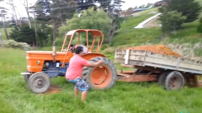 Tractor Fail Compilatie. Bekijk wat er al zo fout kan gaan.