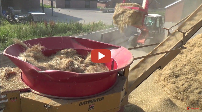 Loonbedrijf Pelle met hun Haybuster stro maal-/haksel- machine, in deze video hakselen ze gedorst hooi. -- ZetorTwente
