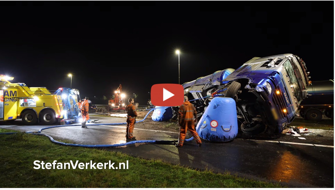 Oud nieuws......Truck geladen met mest van Jan Bakker gekanteld