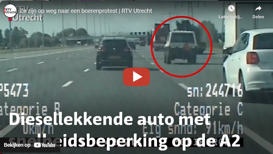 Boeren op weg naar een boerenprotest. Ze rijden in een MMBS een motorrijtuigen met een beperkte Boeren op weg naar een boerenprotest. Ze rijden in een MMBS een motorrijtuigen met een beperkte
