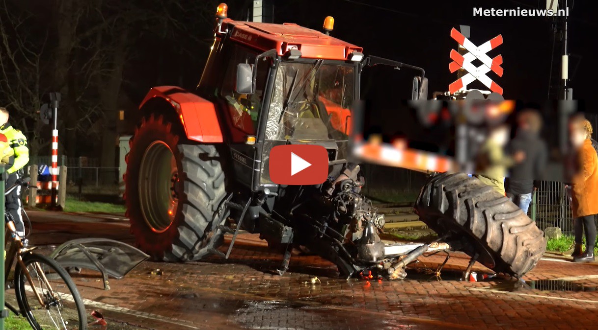 Tractor En Trein Botsen Op Overweg In Staphorst Op Een Overweg In De