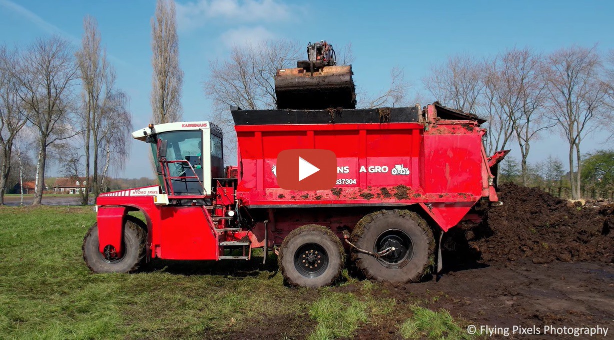 Vaste mest strooien 2023 door Karremans Agro Fourage & Loonwerk uit  Oud-Gastel met de nieuwe Vervaet Hydro Trike 5-wieler met opgebouwde Tebbe  strooibak -- Flying Pixels Photography