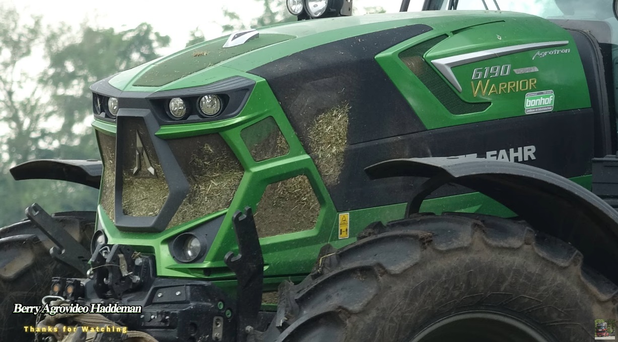 Gras hakselen door Nooteboom (Heerde) met een Claas Jaguar 850. Deutz ...