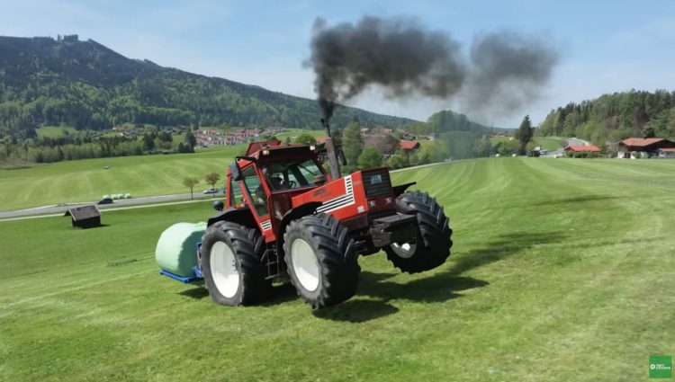 Fiat 180-90 Turbo DT met een Göweil G1 ronde balenpers. Perst met veel ...